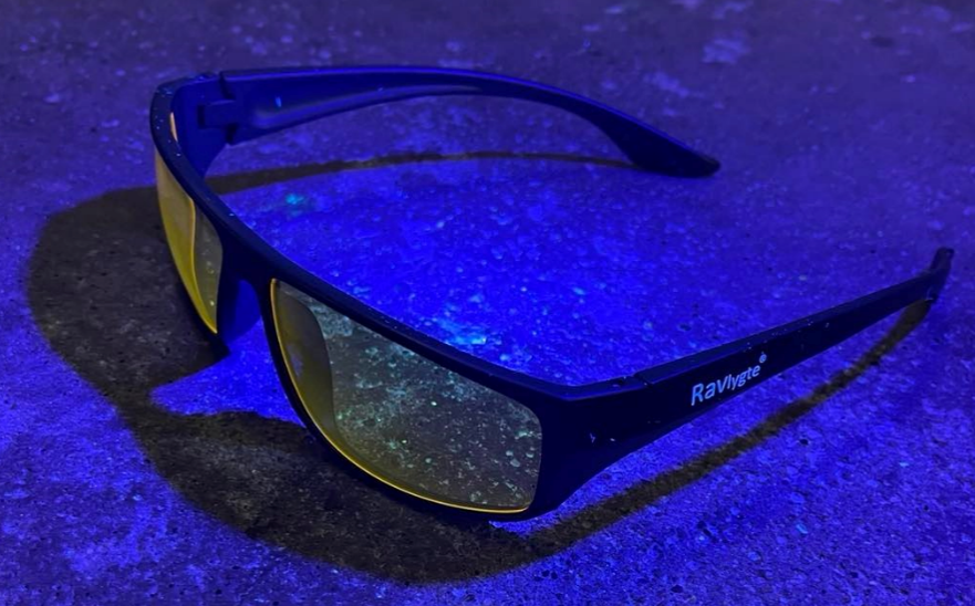 Beskyttelsesbrille med UV filter, ravlygte logo og opbevaringspose